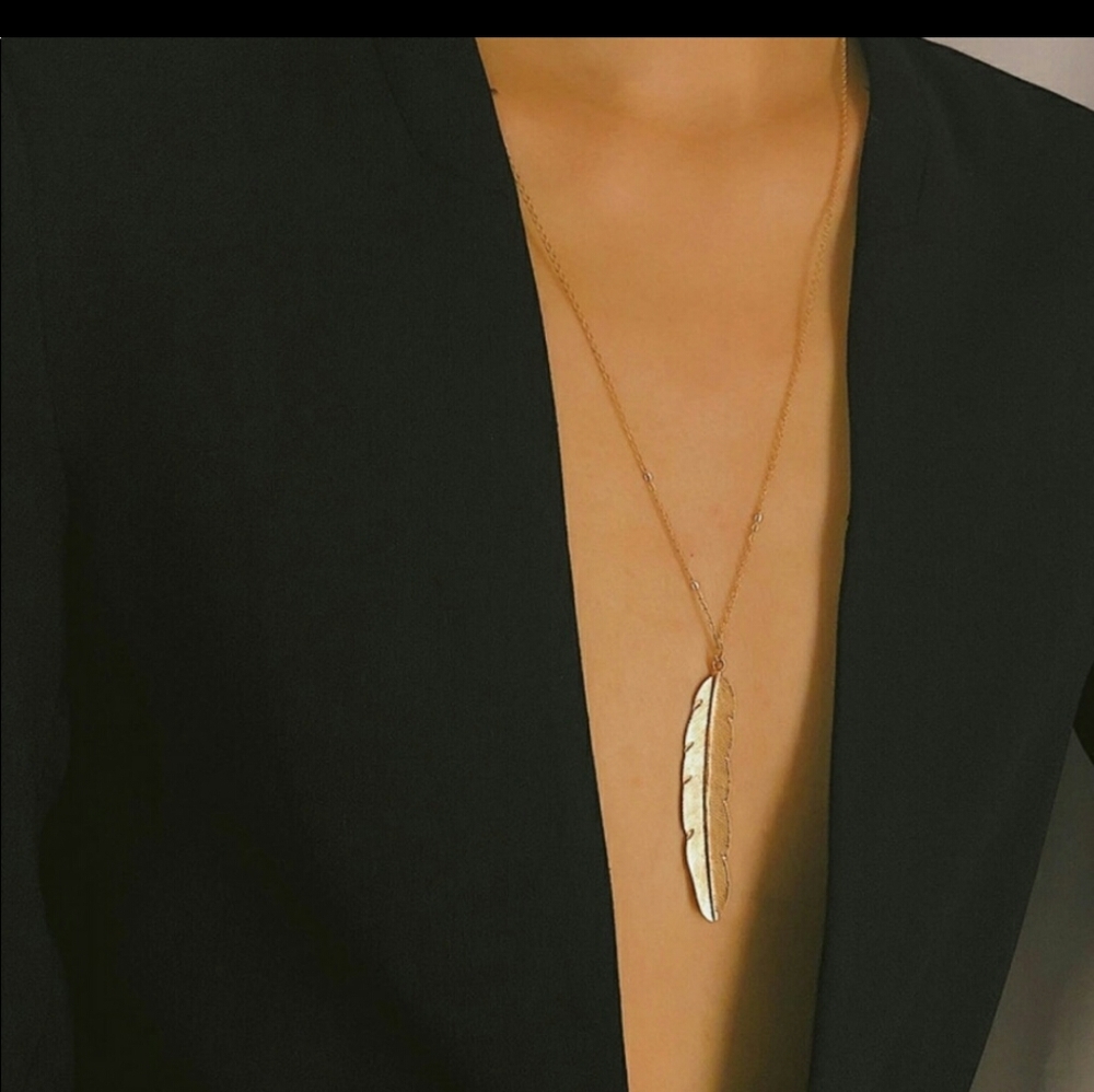 (D29) Gold feather necklace*